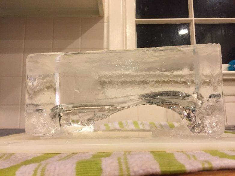 В чем заморозить лед если нет формочек