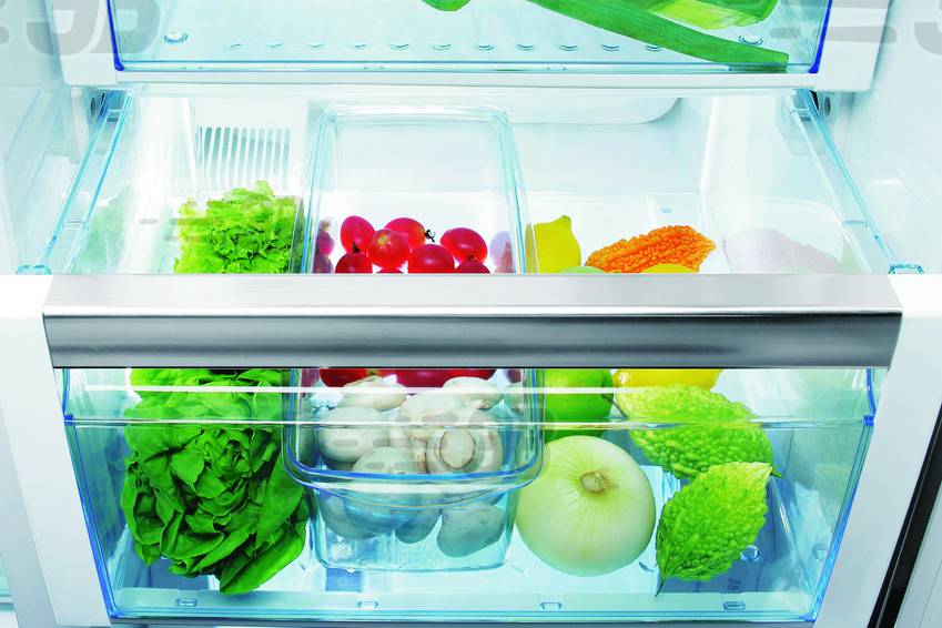 Холодильник с заморозкой. Холодильник с продуктами. Холодильник для заморозки. Отсек для овощей в холодильнике. Холодильник для овощей.