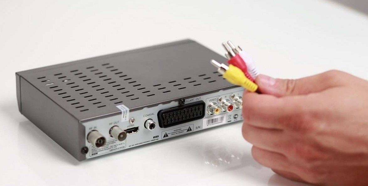Какая приставка для телевизора лучше. Приставка т2 разъемы. DVB-t2 разъём. Приставка для цифрового телевидения т2 к телевизору самсунг. Цифровая приставка к телевизору JVC.