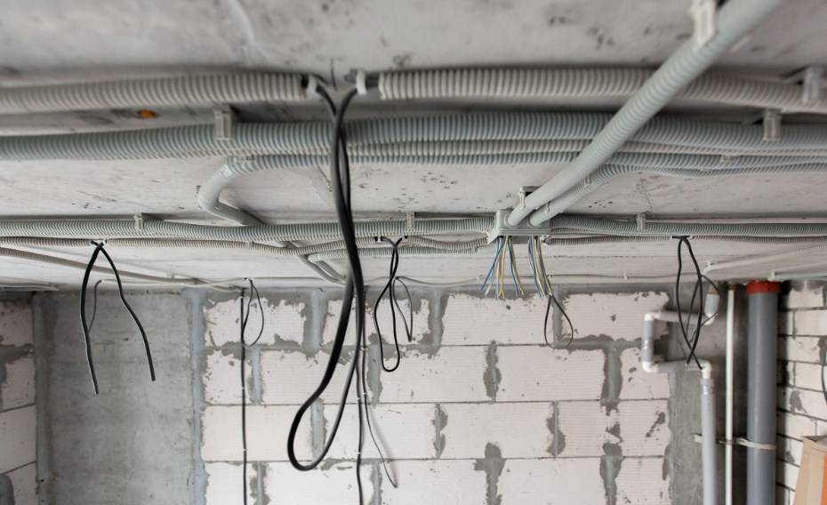 Как сделать прокладку электрики по потолку – варианты и способы