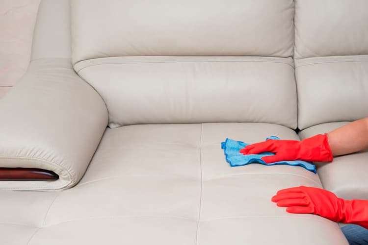 Полезные советы и рекомендации, как и чем почистить кожаный диван в домашних условиях