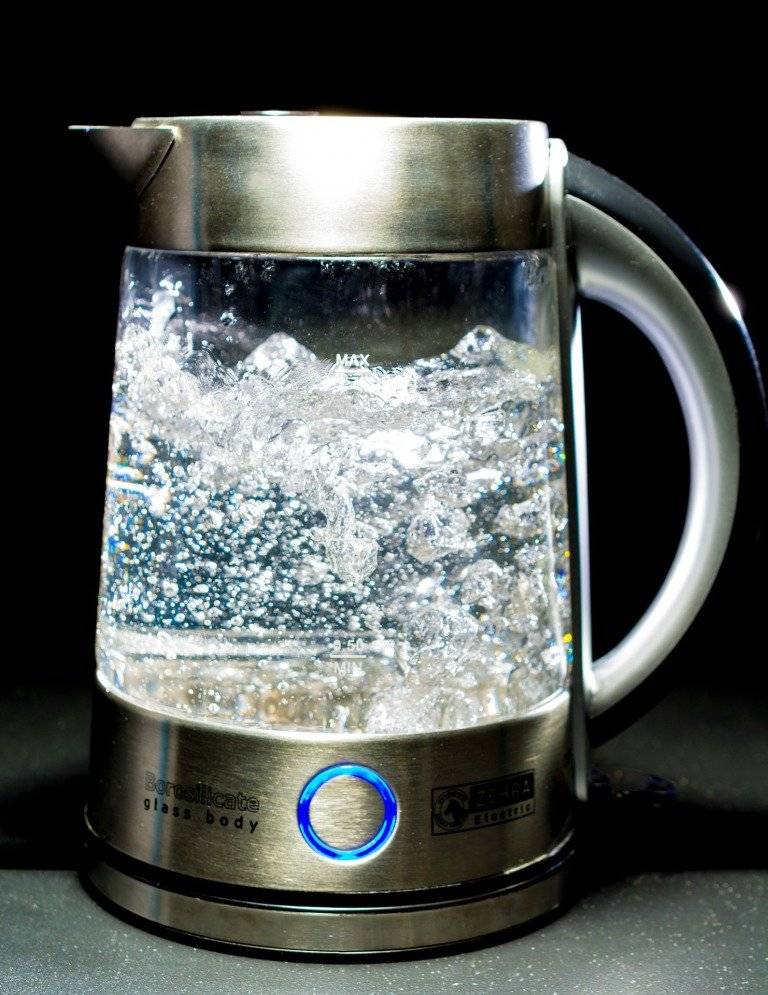 Кипяченая вода: при какой температуре начинает кипеть, можно ли пить, заливать в аккумулятор, поливать цветы и давать животным, а также, чем отличается от сырой