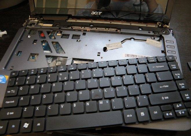 Как снять клавиатуру с ноутбука, ничего при этом не повредив?