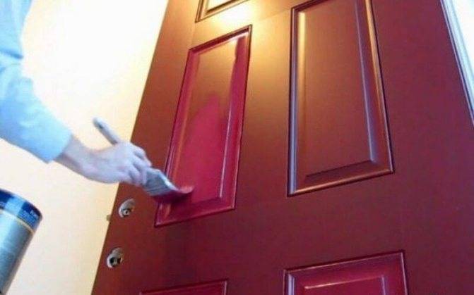 Чем и как покрасить деревянные двери своими руками