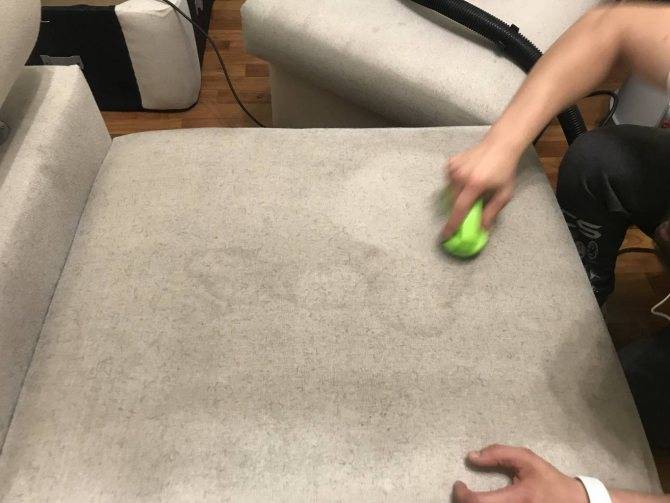 Как вывести пятна на обивке мягкой мебели без повреждений ткани