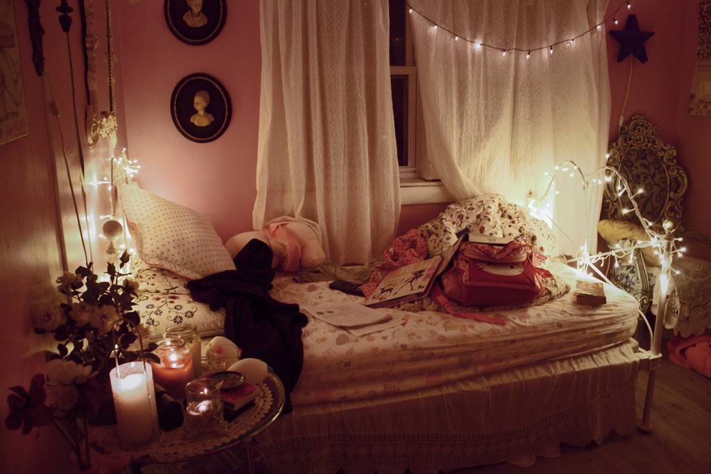 Текст вечером в комнате. Романтичная комната. Комната вечером. Уютная спальня вечером. Комната с кроватью ночью.