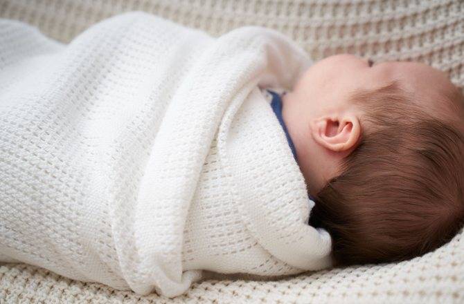 Размер одеяла для новорожденного в кроватку: как подобрать, какое нужно и что лучше выбрать - плед, простынку или другое?