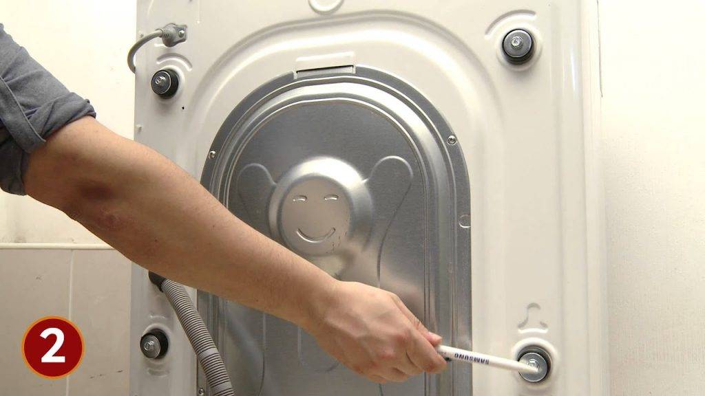Прыгает стиральная машина при отжиме: поиск причины и методы ее устранения