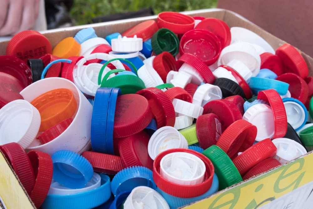 Пластик: что можно и нельзя сдавать, как подготовить к сдаче – чистый белый край