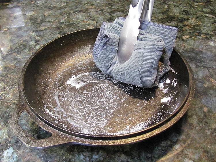 Как почистить сковородки от застарелой гари и многолетнего нагара