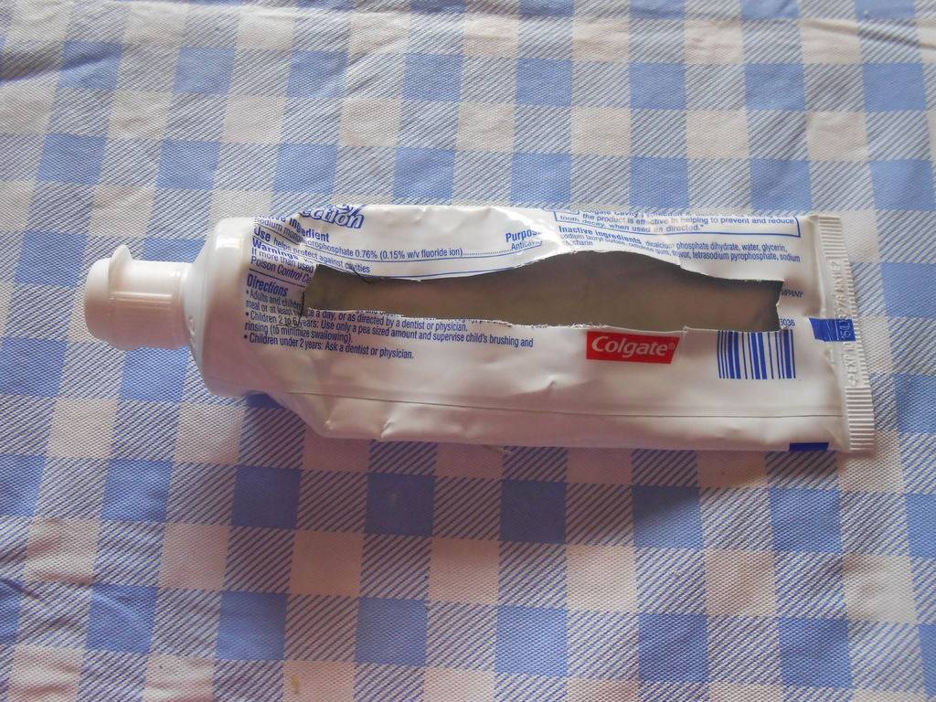 Муж взял тюбик зубной пасты и проколол его шилом. дорогие блоки для унитаза не покупаю уже почти 2 месяца