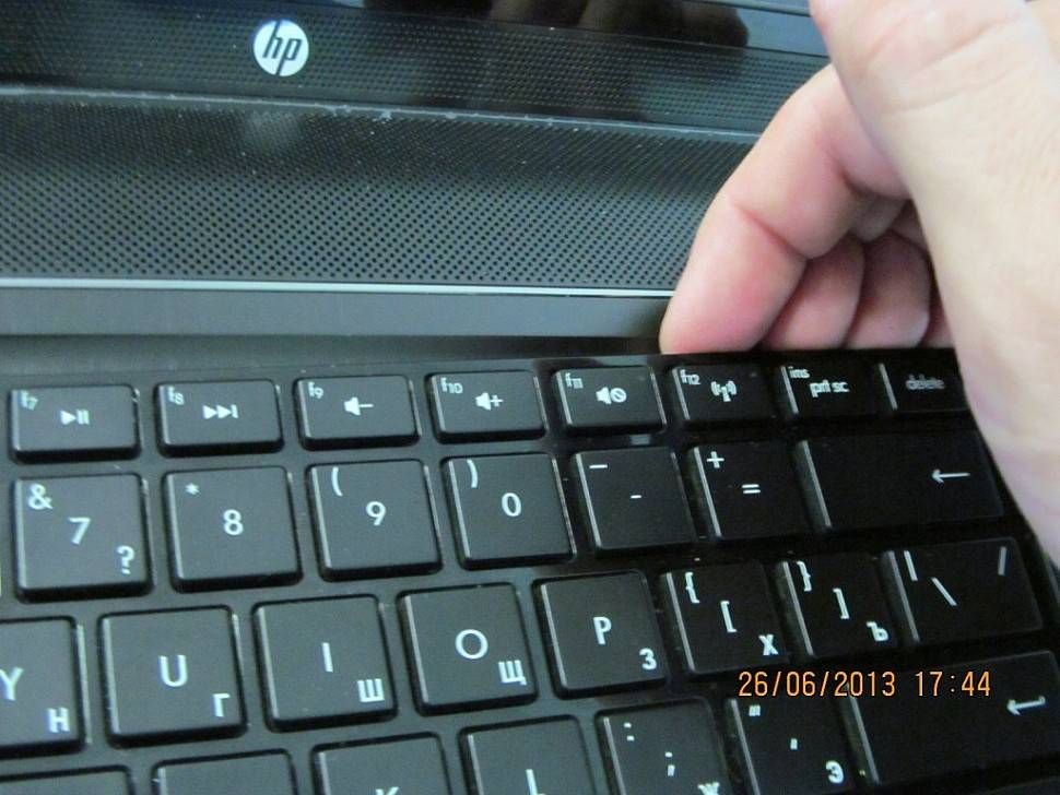 Как снять клавиатуру с ноутбука, ничего при этом не повредив?
