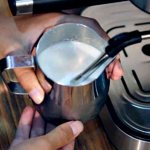 Как взбивать молоко в кофемашине правильно: пошаговая инструкция