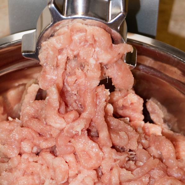 Почему мясорубка плохо перекручивает мясо — как устранить неполадку