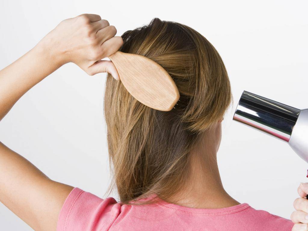 Как быстрее высушить волосы без фена: 13 шагов