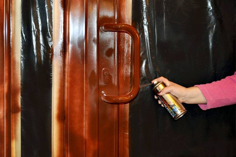 Чем отмыть входную дверь. Краска для входной металлической двери. Покраска входной металлической двери. Покраска деревянных дверей. Краска для деревянных дверей.