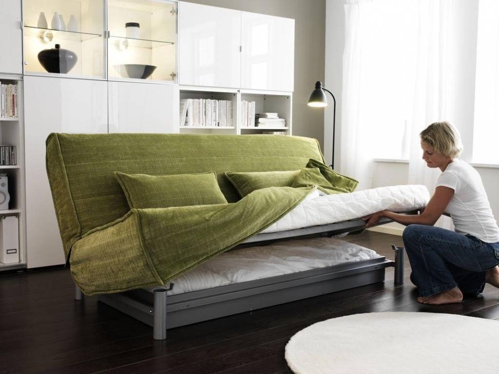Что лучше выбрать для маленькой спальни: раскладной диван или кровать?