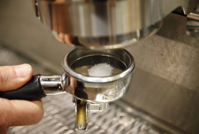 Как самостоятельно почистить кофемашину от накипи: выбор средств, лимонная кислота или таблетки, функция самоочистки