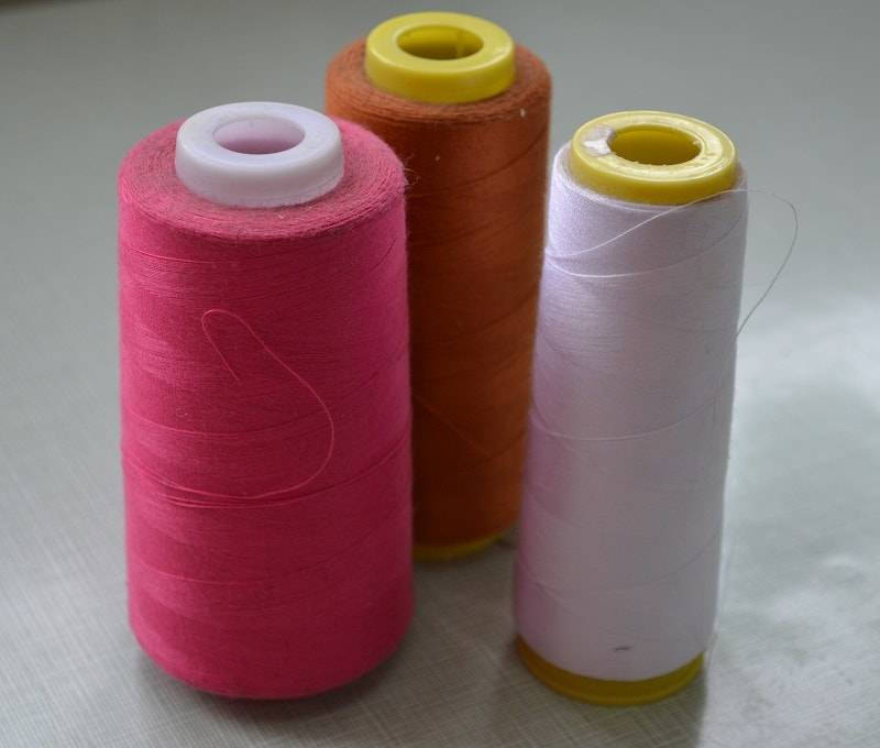 Какие нитки нужны для швейных машин, а какие нет? как правильно подобрать нитки для швейной машинки?
