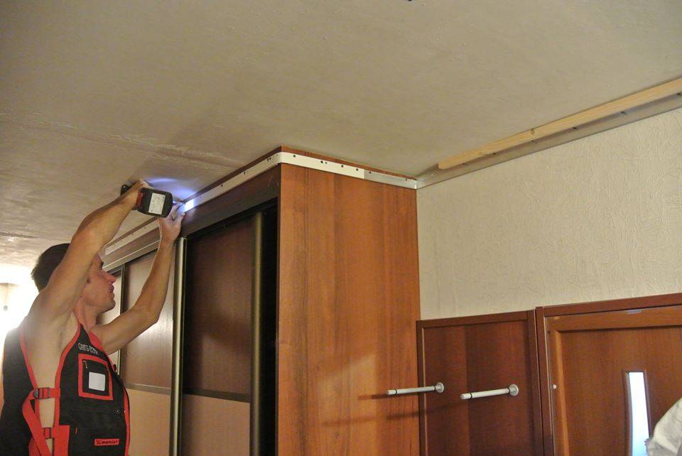 Как сделать натяжной потолок если стоит шкаф купе