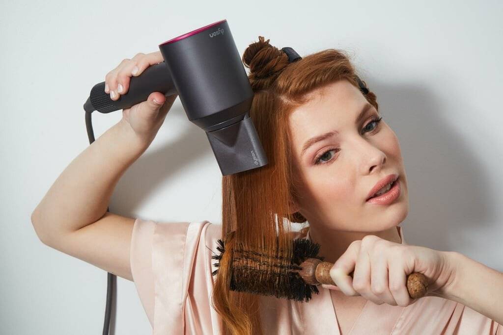 Не навредить волосам: как правильно использовать фен дома