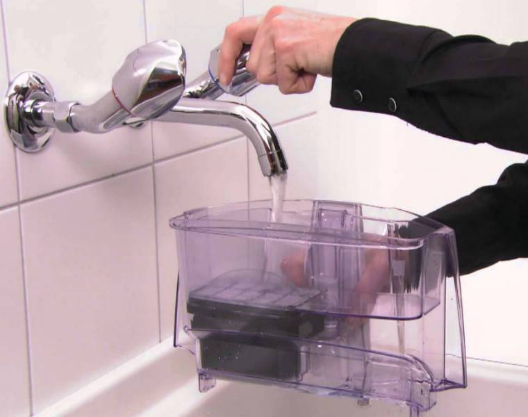 Какую воду лучше заливать в утюг и можно ли включать его без воды?