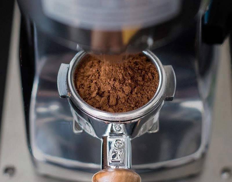 Как молоть кофе в кофемолке: виды и правила помола