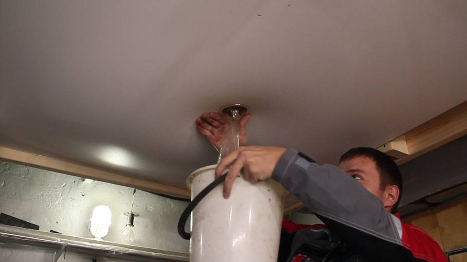 Как слить воду с натяжного потолка?