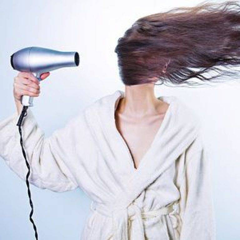 Средства, которые сохранят волосы при частых укладках - горящая изба