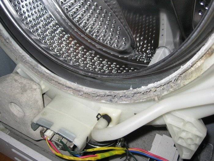 Причины появления воды в барабане стиральной машины