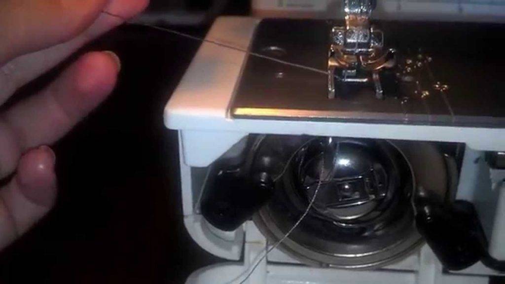 Почему швейная машинка не захватывает нижнюю нить