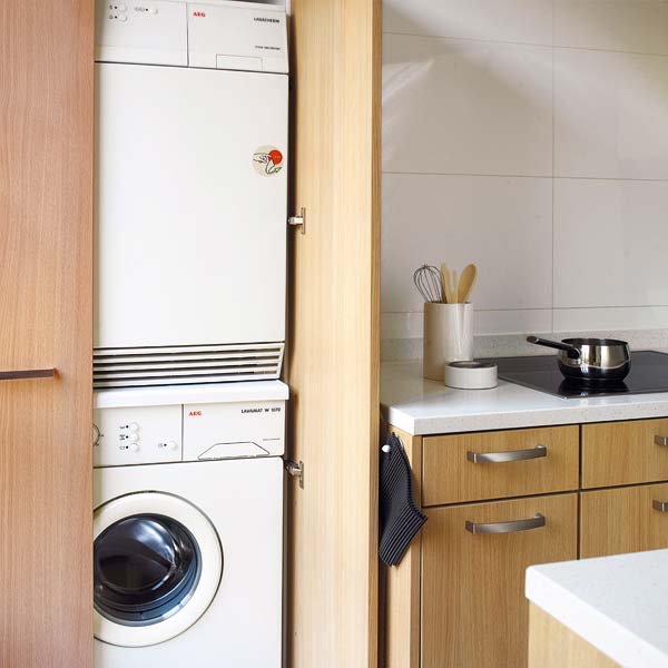 Куда поставить стиральную машину в маленькой ванной, 27 идей как разместить стиральную машину на кухне, в ванной, фото интерьеров