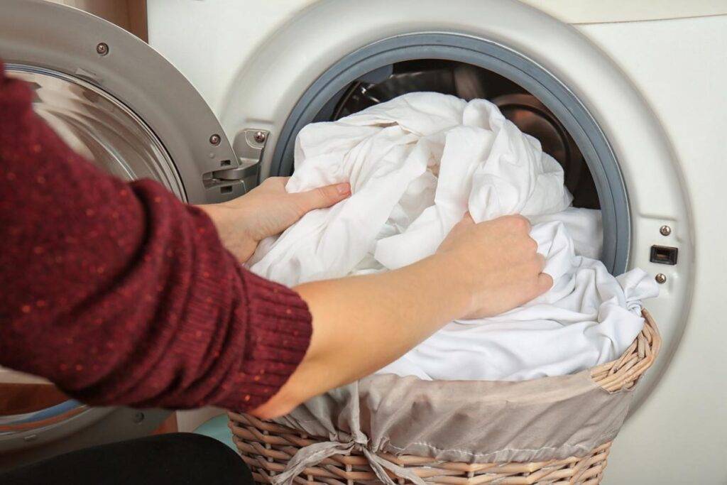 Зачем люди кладут салфетку в стиральную машинку?