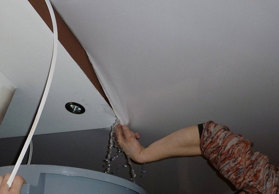 Как правильно и без проблем убрать воду с натяжного потолка самостоятельно?
