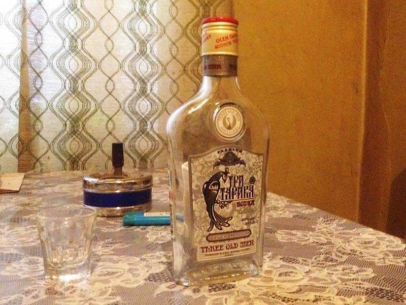 Пустая бутылка на столе: приметы