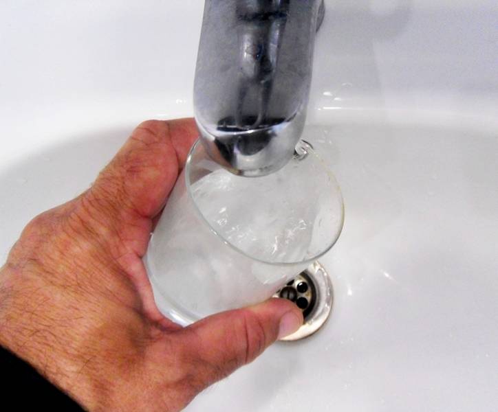 В водонагревателе протухла вода что делать: причины плохого запаха и их устранение