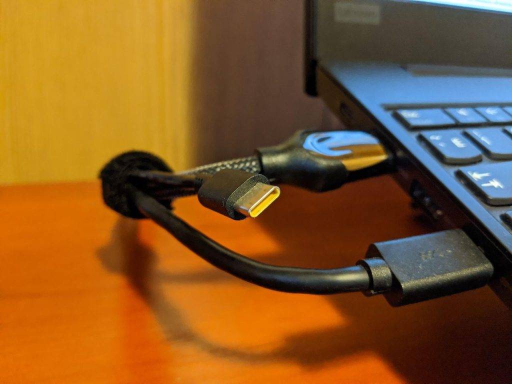 Можно ли ноутбук заряжать через type c. Зарядка ноутбука от монитора через USB-C. Можно ли подключить монитор к ноутбуку. Как зарядить ноутбук через Type c. Как зарядить ноутбук без зарядки.
