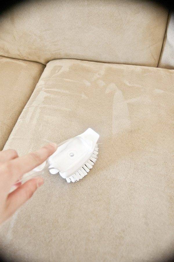 Как быстро и эффективно почистить диван в домашних условиях, советы
