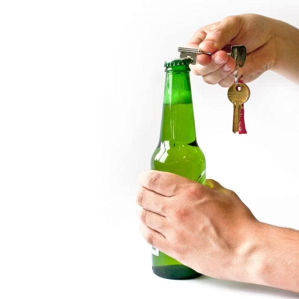 8 способов открыть бутылку без штопора