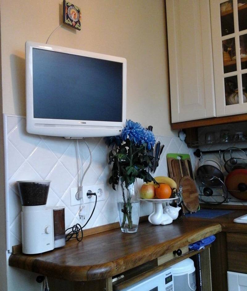 Телевизор на кухне: 47 фото, лучшие варианты размещения