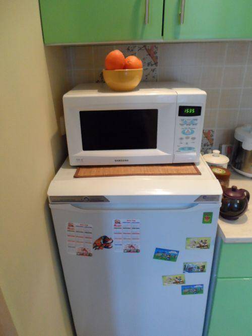 Авторитетное мнение — можно ли ставить микроволновку сверху на холодильник