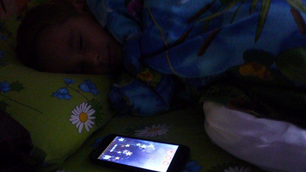 Почему не стоит спать со смартфоном под подушкой? – zefirka