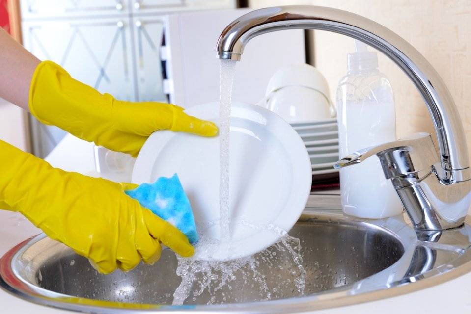 Как и чем можно быстро вручную вымыть посуду