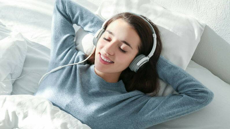 Полезно ли спать под музыку: разбираемся на основе исследований и опросов, лучшие жанры для сна, можно ли провести всю ночь в наушниках