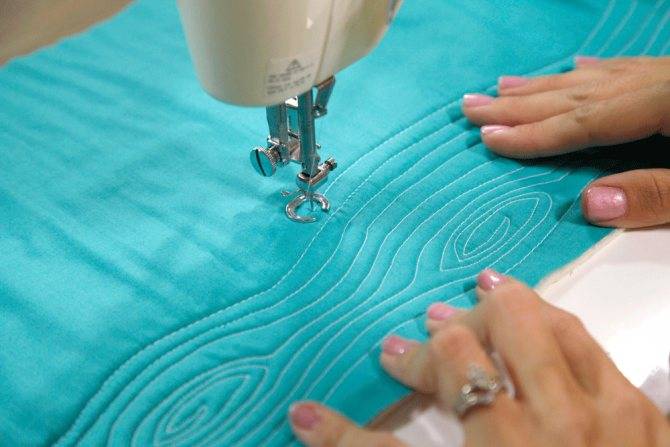 Чем квилтинг отличается от пэчворка, что представляет собой эта техника рукоделия, как работать в ней на швейной машине?