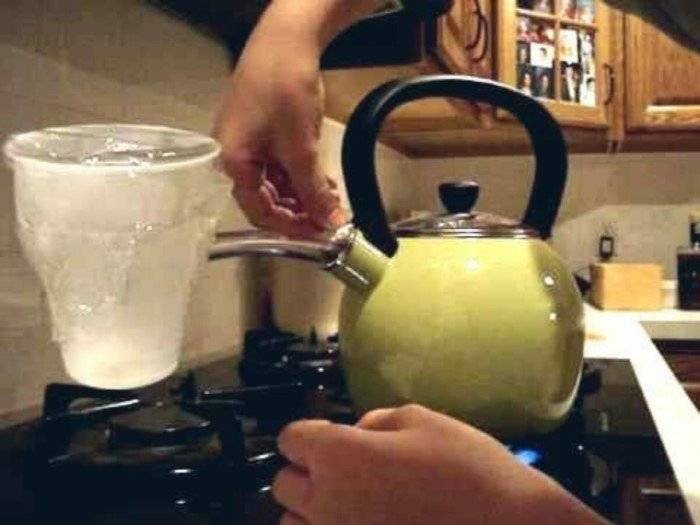 Какую воду наливать в чайник холодную или горячую