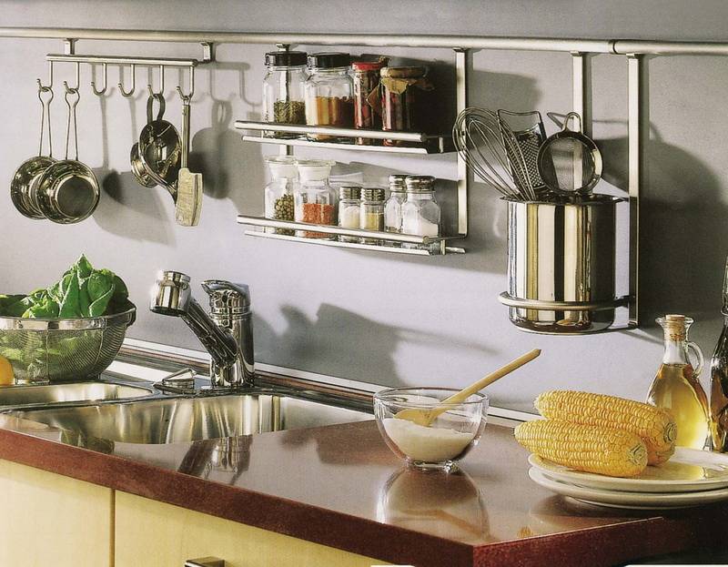 Посуда на кухне, список необходимого минимума: сколько тарелок, ножей, сковородок покупать