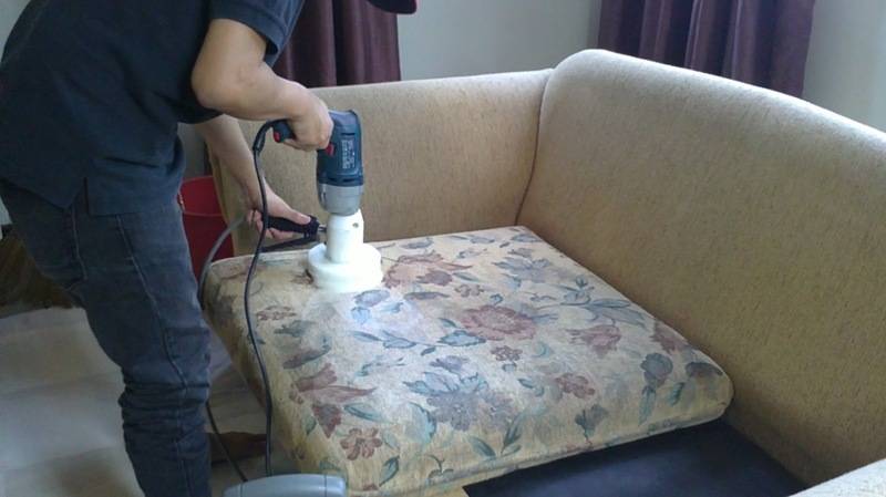 Как почистить мягкую мебель в домашних условиях: способы,средства