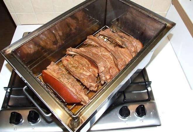 Как коптить мясо в коптильне: рецепты, сколько проводить копчение по времени, рассол