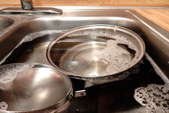 Как отчистить пригоревшее дно у эмалированной кастрюли: что можно и нельзя делать